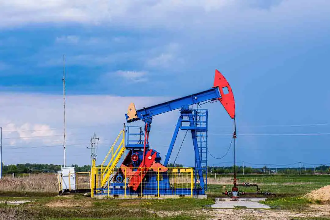oil-drilling-derrick-pumps-oil-from-ground-petrol-2026-03-24-13-04-49-utc