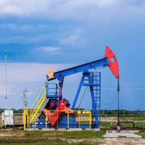 oil-drilling-derrick-pumps-oil-from-ground-petrol-2026-03-24-13-04-49-utc